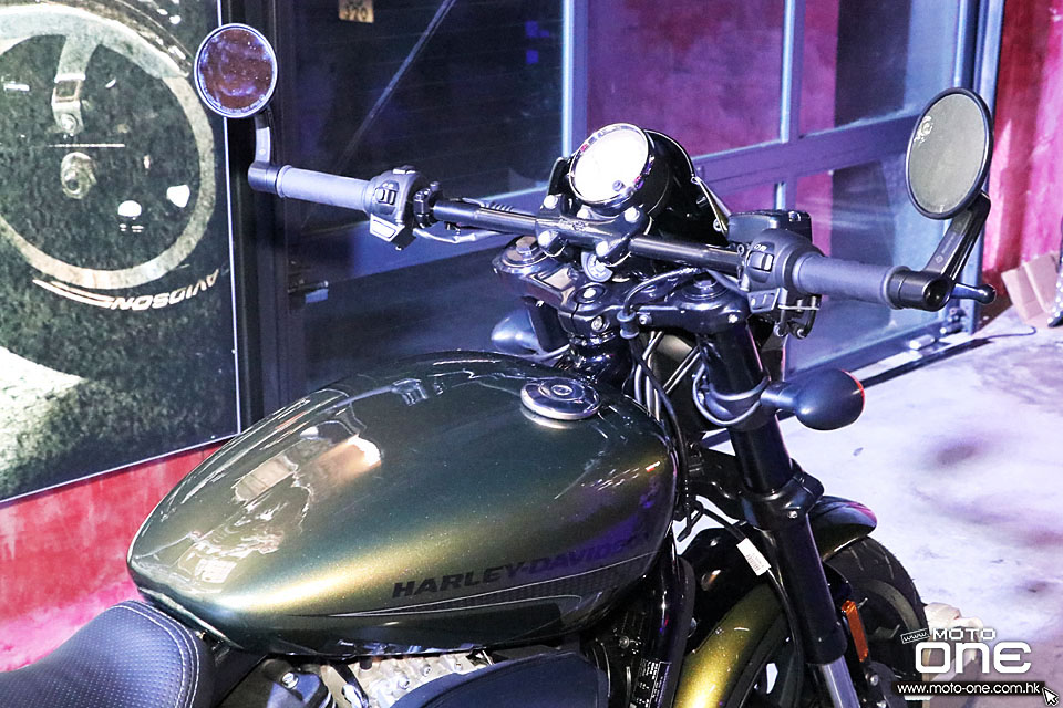 2017 HARLEY-DAVIDSON DARK CUSTOM PARTY