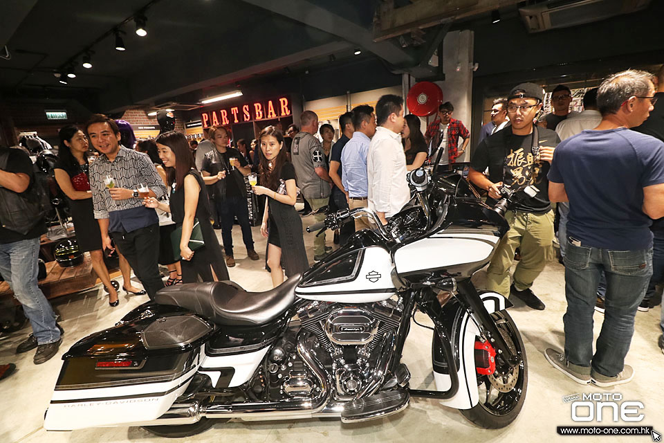 2017 HARLEY-DAVIDSON DARK CUSTOM PARTY