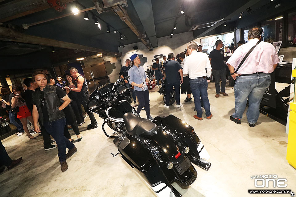 2017 HARLEY-DAVIDSON DARK CUSTOM PARTY