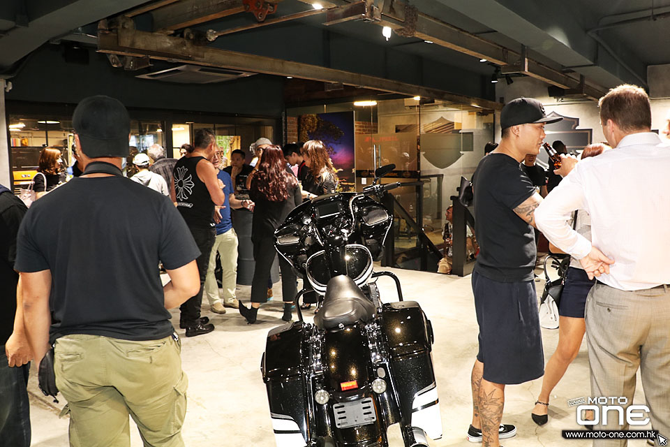 2017 HARLEY-DAVIDSON DARK CUSTOM PARTY