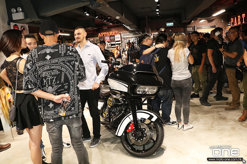 2017 HARLEY-DAVIDSON DARK CUSTOM PARTY