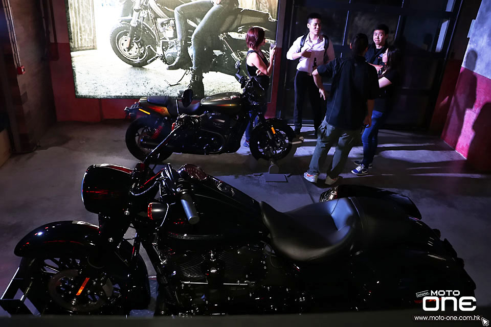 2017 HARLEY-DAVIDSON DARK CUSTOM PARTY