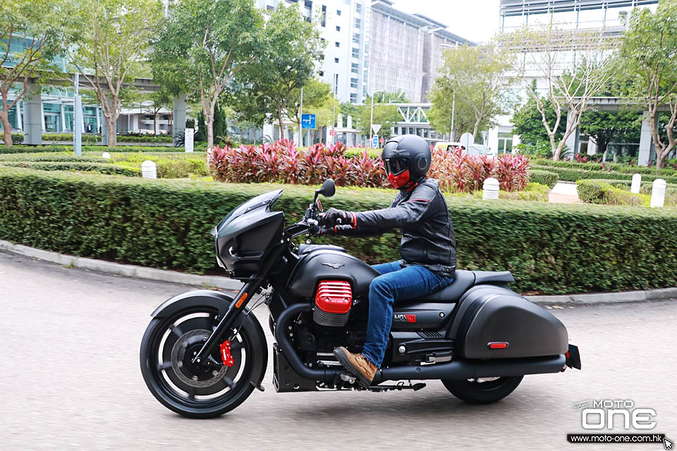 2018 MOTO GUZZI MGX-21