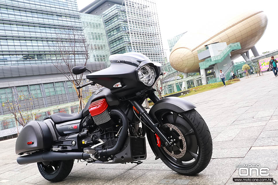 2018 MOTO GUZZI MGX-21