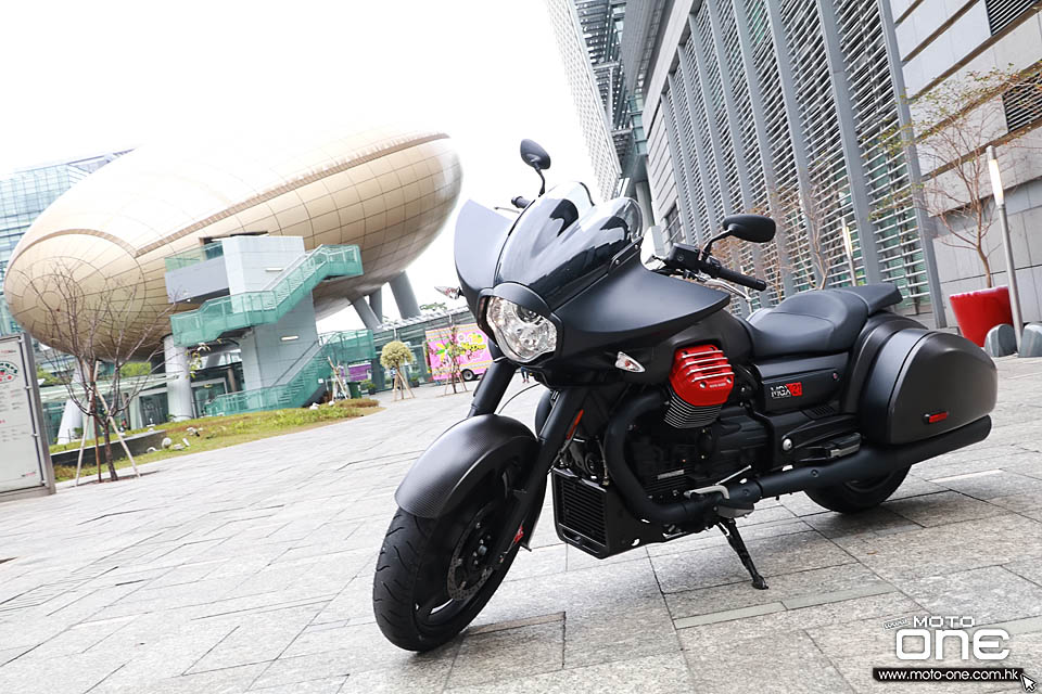 2018 MOTO GUZZI MGX-21