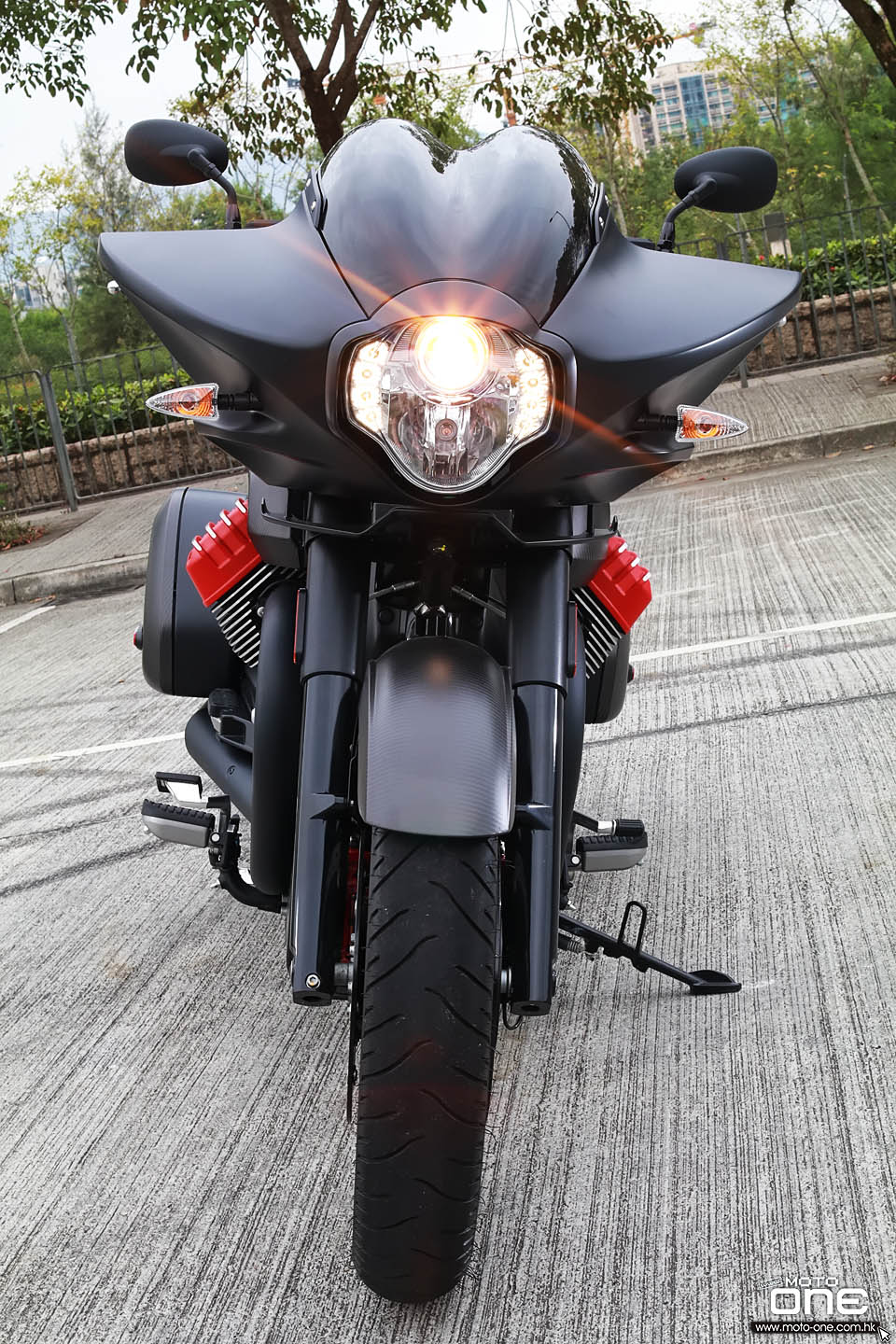 2018 MOTO GUZZI MGX-21