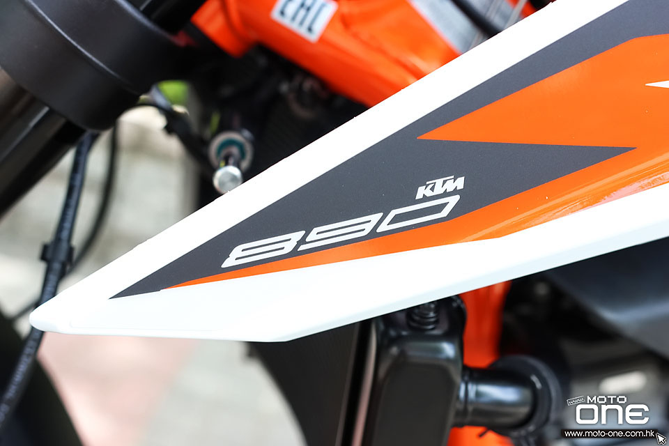 2020 KTM 890 Duke R