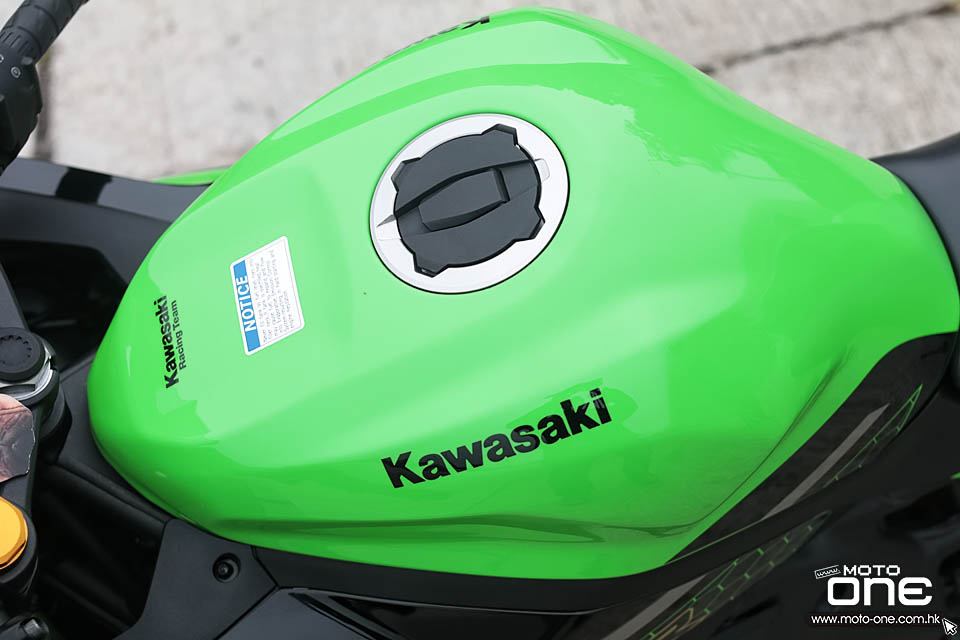 2021 KAWASAKI ZX-25R RIDING