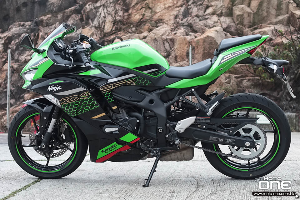 2021 KAWASAKI ZX-25R RIDING