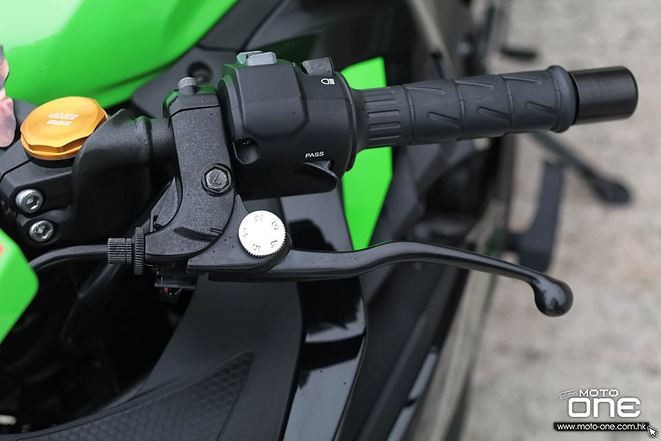 2021 KAWASAKI ZX-25R RIDING