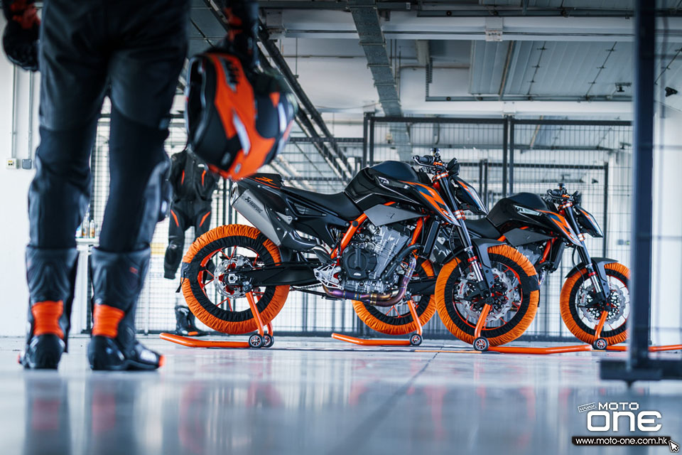 2022 KTM 890 DUKE R