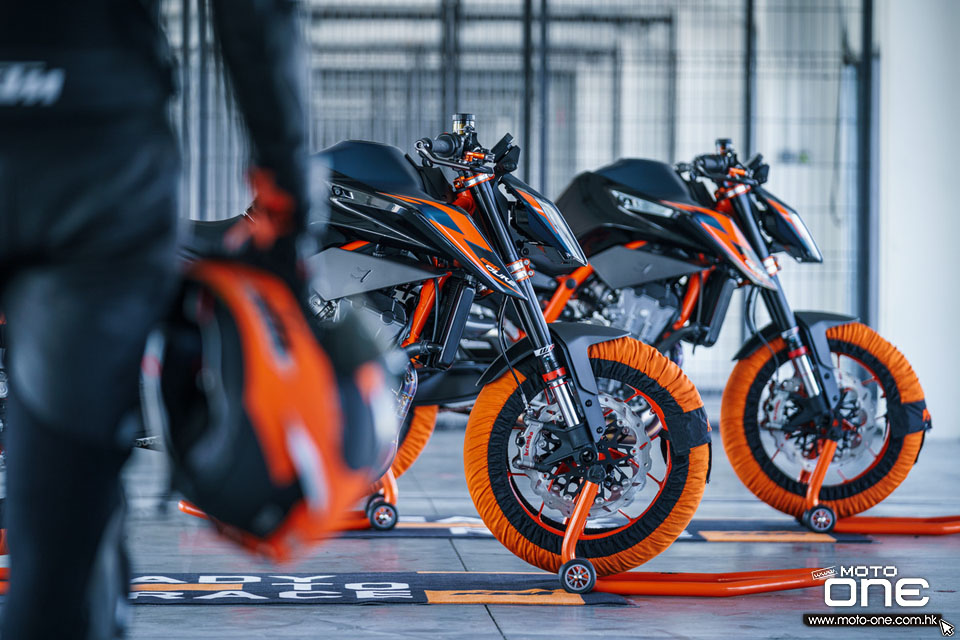 2022 KTM 890 DUKE R