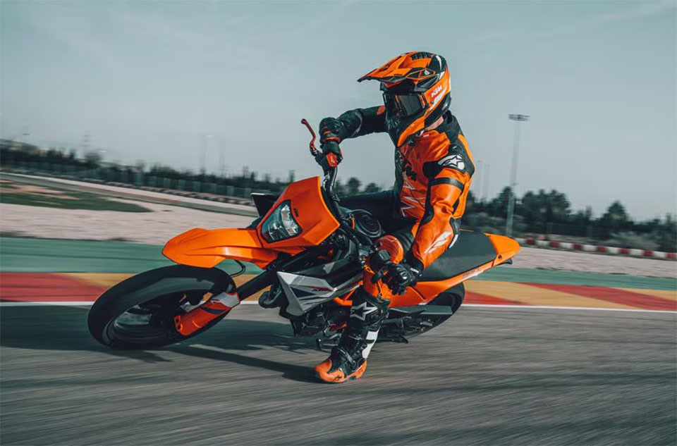 2025_KTM 390 SMC R